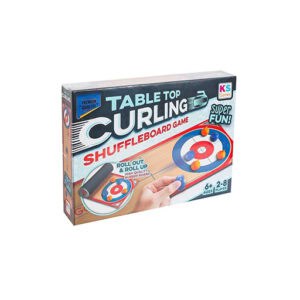 Principe du jeu de Shuffleboard : Le shuffleboard est un jeu où les joueurs glissent des pucks (disques) sur une surface lisse vers une zone de score. Principes clés : Objectif : Marquer des points en plaçant les pucks dans des zones de score à l'extrémité opposée. Glissement contrôlé : Les joueurs poussent les pucks avec précision, en contrôlant la force pour éviter de les faire tomber du plateau. Zones de score : Les zones sont marquées avec des valeurs de points différentes. Plus un puck est proche du bord, plus il rapporte de points. Stratégie de blocage : Les joueurs peuvent essayer de faire sortir les pucks adverses des zones de score. Tours de jeu : Les joueurs alternent en glissant un puck à la fois jusqu'à ce que tous les pucks aient été joués. Victoire : Le jeu se poursuit jusqu'à ce qu'un joueur atteigne un total de points convenu. Le shuffleboard combine précision, stratégie et tactique, offrant un jeu amusant et compétitif.